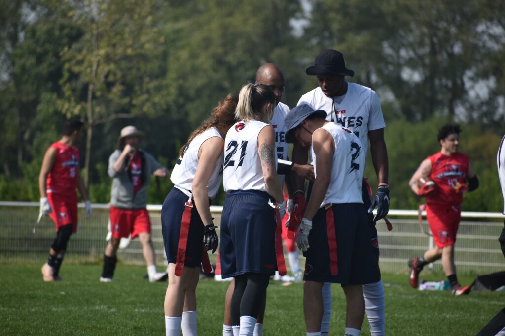 équipe de flag football des hurricanes de montpellier regroupée pour le prochain jeu