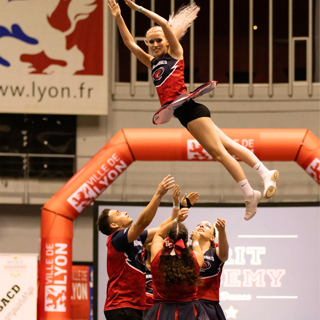 stunt de l'équipe de cheerleading inscrite en championnat