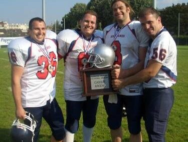 joueurs des Hurricanes avec le trophée de champion (casque d'argent)